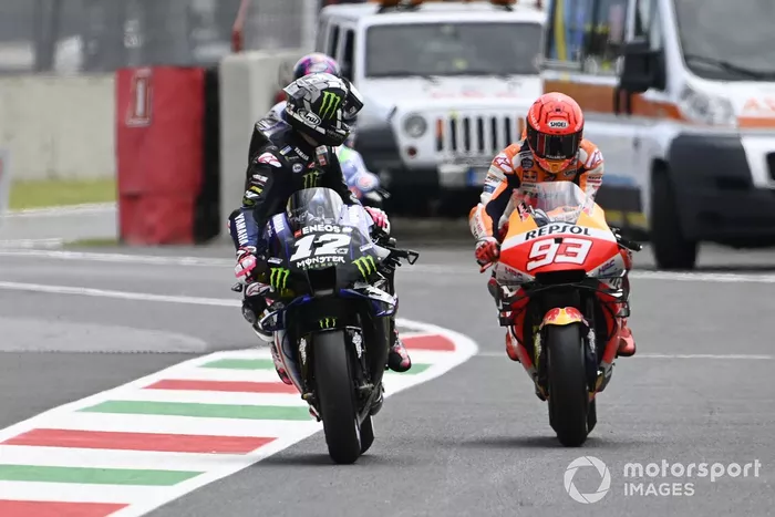 Maverick Vinales, Yamaha Factory Racing, mira a Marc Marquez, Repsol Honda Team