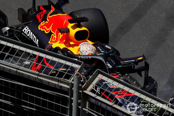 Max Verstappen, Red Bull Racing RB16B, sale del coche tras su accidente en la FP3