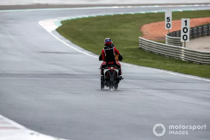 Sebastien Buemi, Nissan e.Dams en la parte trasera de un scooter después de retirarse de la carrera