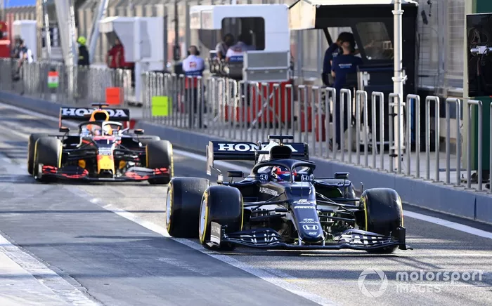 Yuki Tsunoda, AlphaTauri AT02, Max Verstappen, Red Bull Racing RB16B 