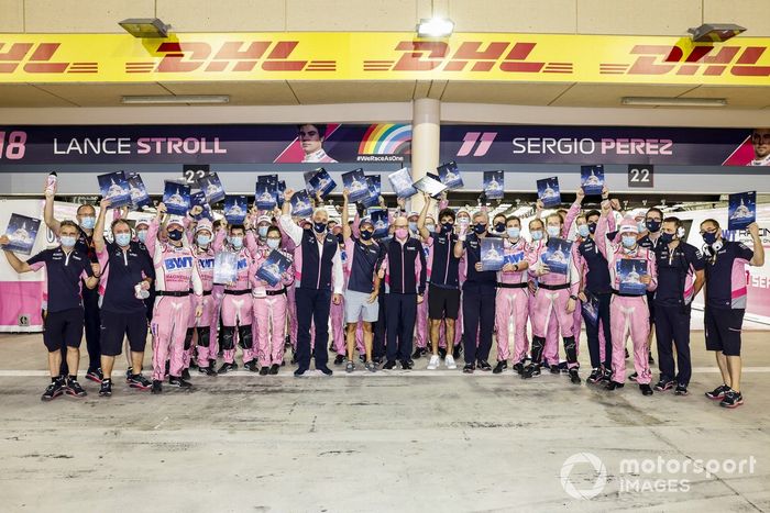 Sergio Pérez, Racing Point, Lance Stroll, Racing Point, y Otmar Szafnauer, director del equipo y CEO, Racing Point se reúnen con el resto del equipo fuera del garaje