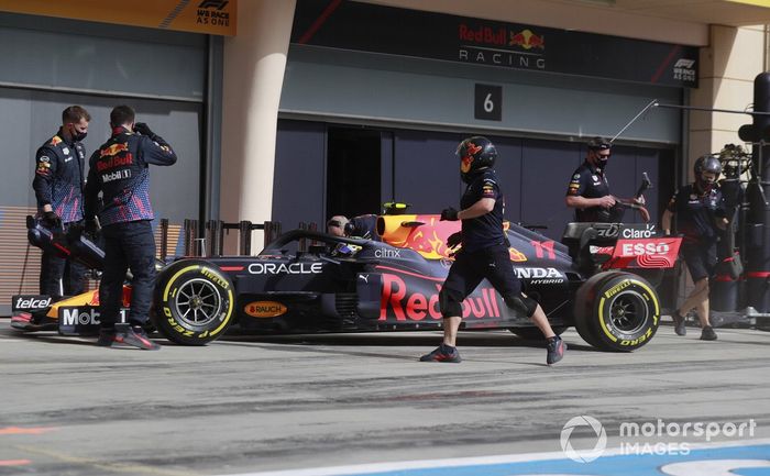 Sergio Pérez, Red Bull Racing RB16B, en pit lane