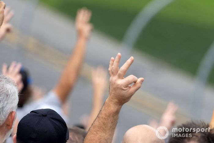 Saludando a Dale Earnhardt en la vuelta 3