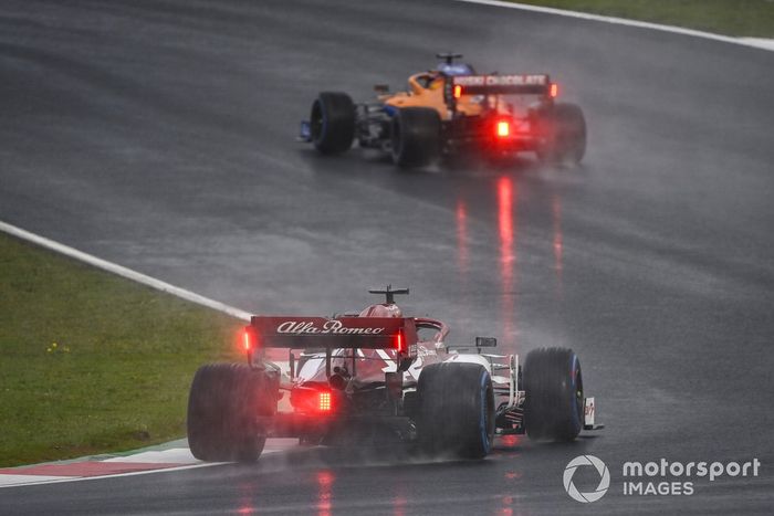 Carlos Sainz Jr., McLaren MCL35, Kimi Raikkonen, Alfa Romeo Racing C39