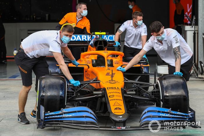Mecánicos de McLaren sacan el coche al pitlane de Turquía