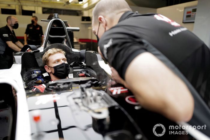 Mick Schumacher ajustando su asiento de Haas F1 con su ingeniero, Gary Gannon