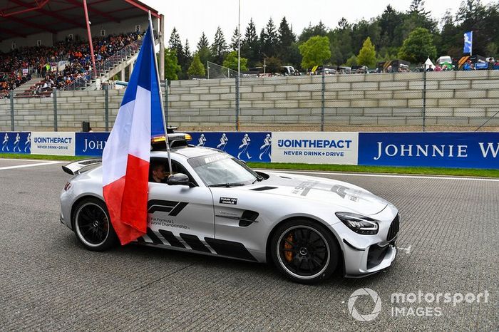 Coche de seguridad con bandera francesa para el memorial de Anthoine Hubert en el desfile de conductores