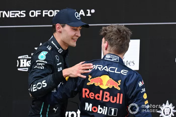 Podio: ganador Max Verstappen, Red Bull Racing, tercer lugar George Russell, Mercedes-AMG

