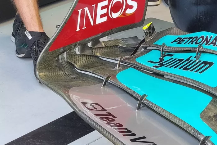 Detalle del alerón delantero del Mercedes W13