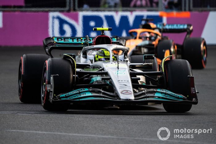 Lewis Hamilton, Mercedes W13, Daniel Ricciardo, McLaren MCL36