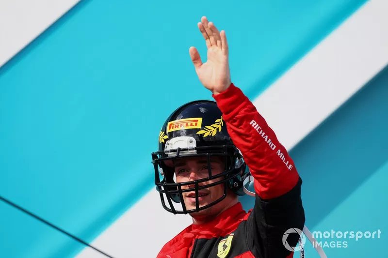 Charles Leclerc, Ferrari, 2º posición, llega al podio con el casco de NFL de Pirelli