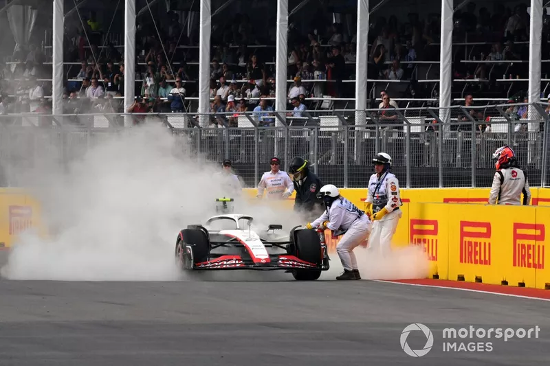 I commissari spengono l' incendio sulla vettura di Nico Hulkenberg, Haas VF-23