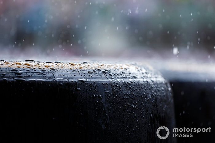 Gotas de lluvia sobre un neumático Pirelli