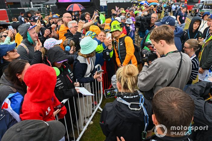 Lando Norris, McLaren se hace un selfie con un fan
