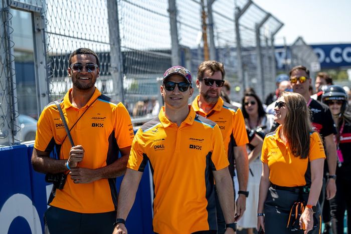 Alex Palou se prepara para conducir a los invitados en la experiencia Hot Laps