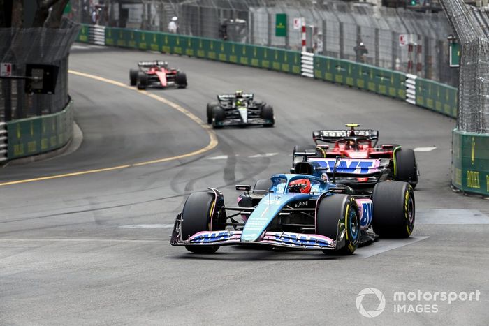 Esteban Ocon, Alpine A523, Carlos Sainz, Ferrari SF-23, Lewis Hamilton, Mercedes F1 W14