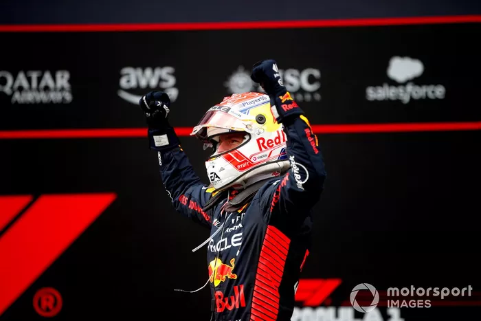 Max Verstappen, Red Bull Racing, 1ª posición, celebra su llegada al Parc Ferme