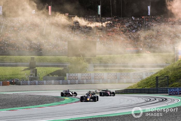 Max Verstappen, Red Bull Racing RB18, Charles Leclerc, Ferrari F1-75, Kevin Magnussen, Haas VF22