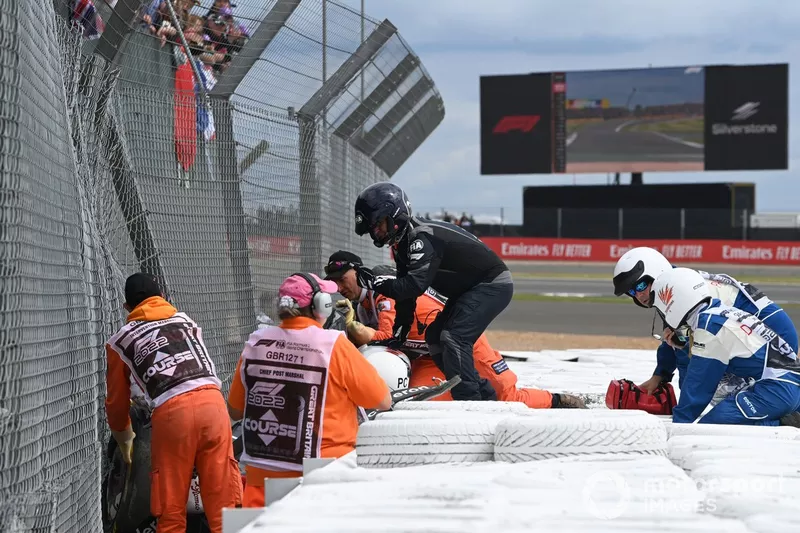 Marshals and medics assist Zhou Guanyu, Alfa Romeo C42
