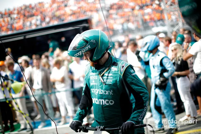 Entrenamiento del equipo de boxes del Aston Martin AMR22