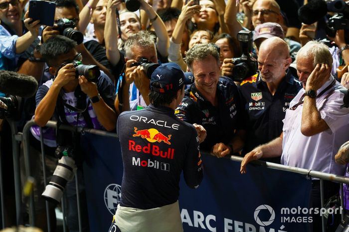 Sergio Pérez, Red Bull Racing, 1ª posición, celebra con Christian Horner, director del equipo, Red Bull Racing, Adrian Newey, director de tecnología, Red Bull Racing, Helmut Marko, asesor, Red Bull Racing, en el Parc Ferme