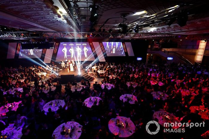Enaam Ahmed, Jamie Chadwick, Johnathan Hoggard y Ayrton Simmons en el escenario para el premio Piloto Joven del Año del BRDC