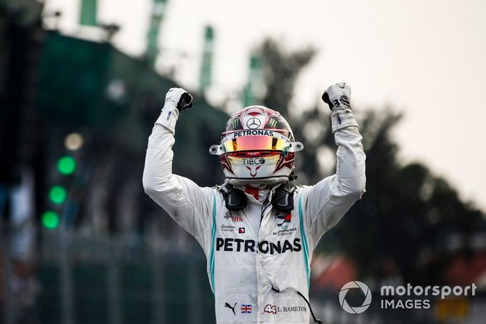Ganador de la carrera Lewis Hamilton, Mercedes AMG F1 celebra en el Parc Ferme 