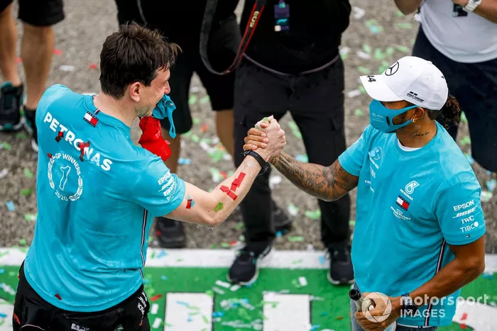 Toto Wolff, Direttore Esecutivo, Mercedes AMG, e Lewis Hamilton, Mercedes-AMG F1, 1 ° posto, festeggiano   il settimo titolo consecutivo nel Campionato Costruttori