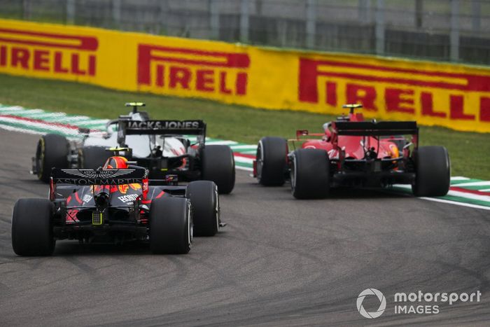 Kevin Magnussen, Haas VF-20, Charles Leclerc, Ferrari SF1000, y Alex Albon, Red Bull Racing RB16