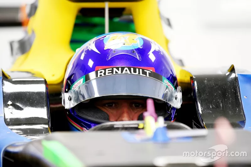 Fernando Alonso visita la fábrica de Renault F1 en Enstone