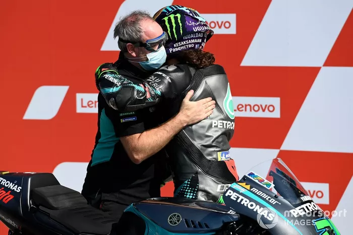 Franco Morbidelli y Ramón Forcada se funden en un abrazo el sábado en Misano