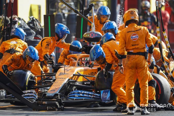 Lando Norris, McLaren MCL35, pit stop