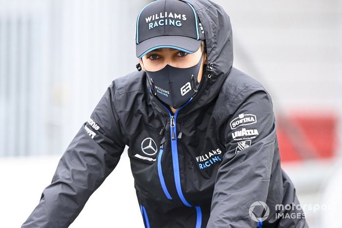George Russell, Williams Racing, da una vuelta en bici