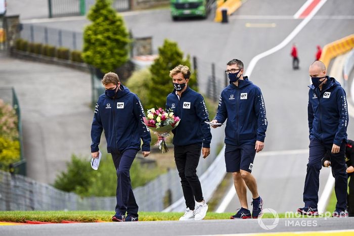 Pierre Gasly, AlphaTauri walks the track with his engineers 