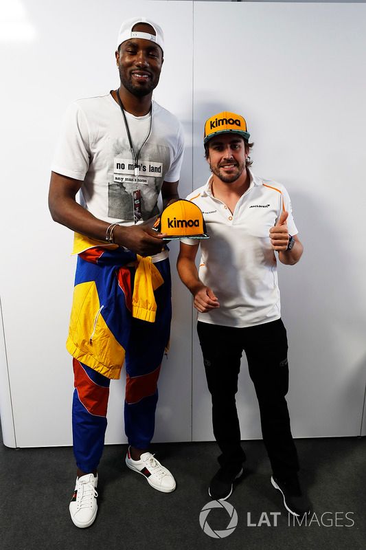 El jugador de baloncesto de la NBA e internacional con España ,Serge Ibaka, con Fernando Alonso, McLaren