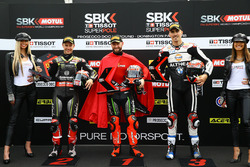 Il poleman Tom Sykes, Kawasaki Racing, il secondo classificato Jonathan Rea, Kawasaki Racing, il terzo classificato Loris Baz, Althea Racing