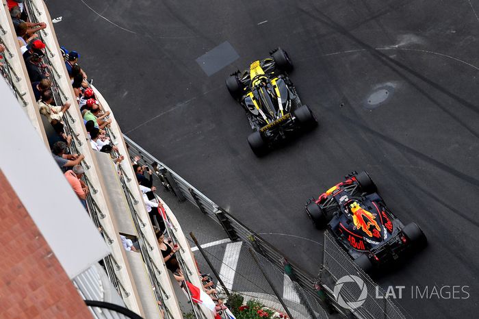 Carlos Sainz Jr., Renault Sport F1 Team R.S. 18 y Max Verstappen, Red Bull Racing RB14