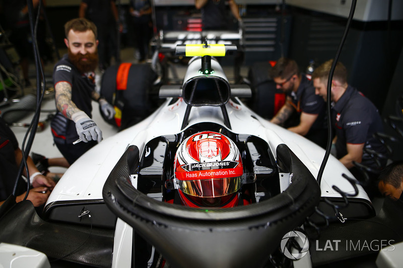 Kevin Magnussen, Haas F1 Team, di dalam kokpit