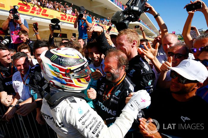 Lewis Hamilton, Mercedes AMG F1, celebra con el equipo