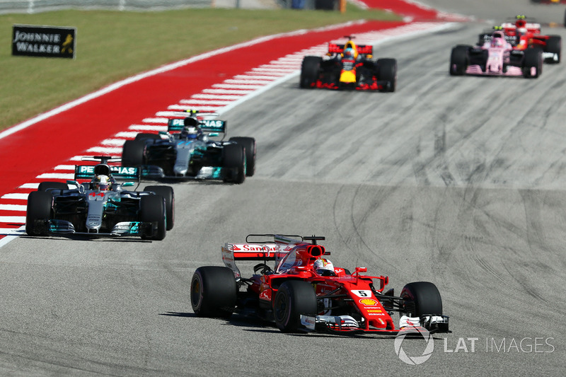 Sebastian Vettel, Ferrari devant Lewis Hamilton, Mercedes AMG F1 W08