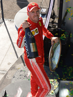 Le vainqueur Sebastian Vettel, Ferrari fête sa victoire sur le podium avec le trophée et du champagne