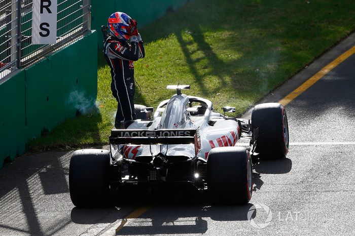 Romain Grosjean, Haas F1 Team VF-18 Ferrari, jumps out of his car and retires from the race