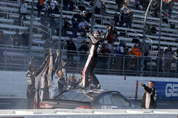 Clint Bowyer, Stewart-Haas Racing, Ford Fusion Haas Automation Demo Day celebra su victoria