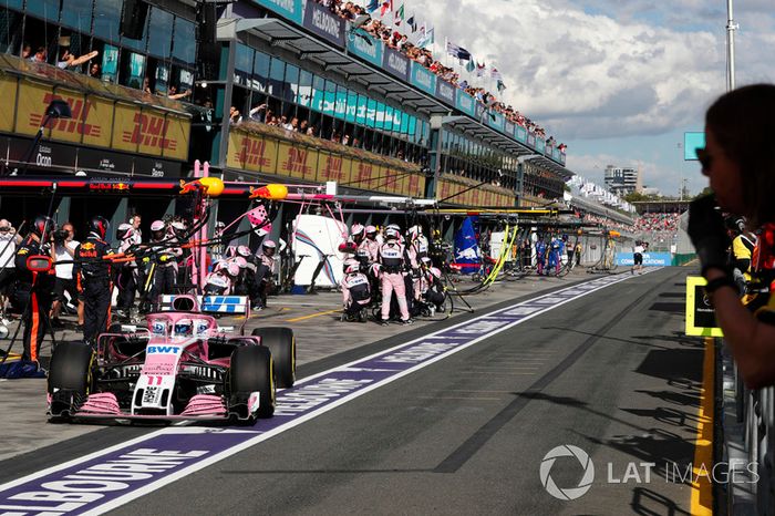 Sergio Perez, Force India VJM11 Mercedes, pit stop