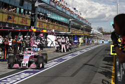 Sergio Perez, Force India VJM11 Mercedes, au stand