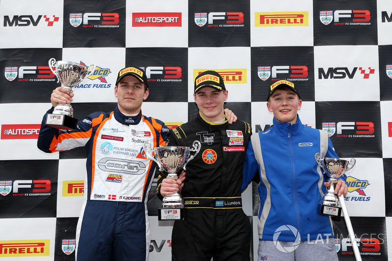Podium : le vainqueur Linus Lundqvist, Double R, le second Nicolai Kjaergaard, Carlin, le troisième Billy Monger, Carlin