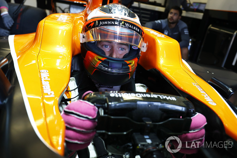 Stoffel Vandoorne y sus detalles rosas en los guantes