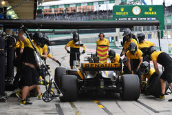 Nico Hulkenberg, Renault Sport F1 Team RS17 pit stop
