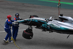 La monoposto incidentata di Lewis Hamilton, Mercedes-Benz F1 W08 viene recuperata in Q1