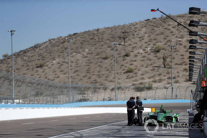 Cosworth engineers huddle around the car of Spencer Pigot, Ed Carpenter Racing Chevrolet